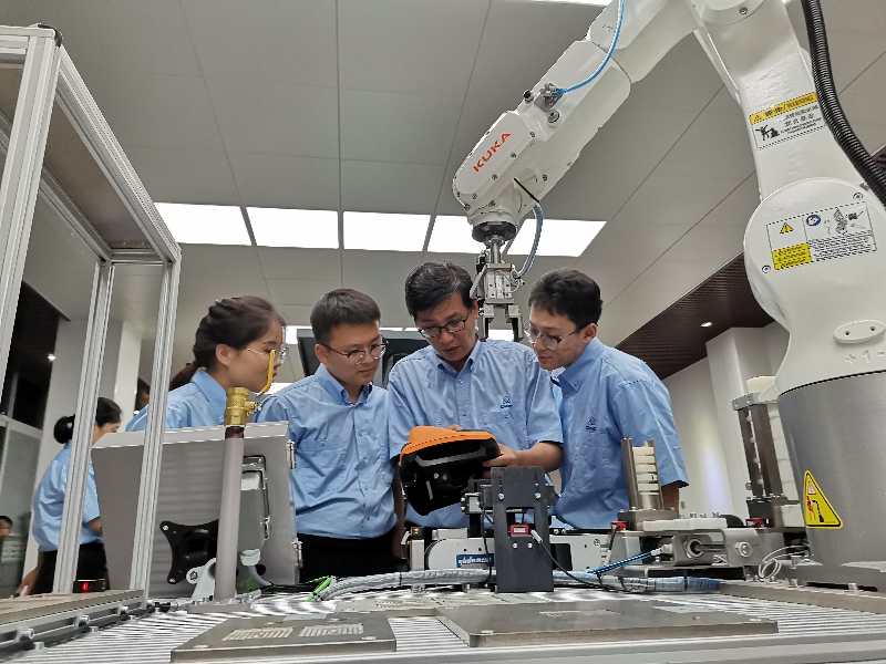 領(lǐng)跑智能工廠建設(shè)的尖兵——記陜鈾公司溫偉省級技能大師工作室技術(shù)推廣